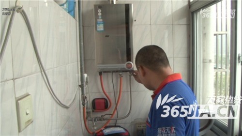 长征娱乐售后为朱女士检测热水器