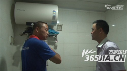 长征娱乐售后正在为刘师傅讲解电热水器的安全使用规范